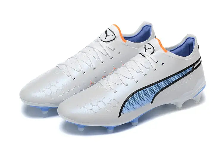 Chuteira Puma King Ultimate FG Branca e Azul com design moderno e tecnologia avançada para desempenho em gramados.