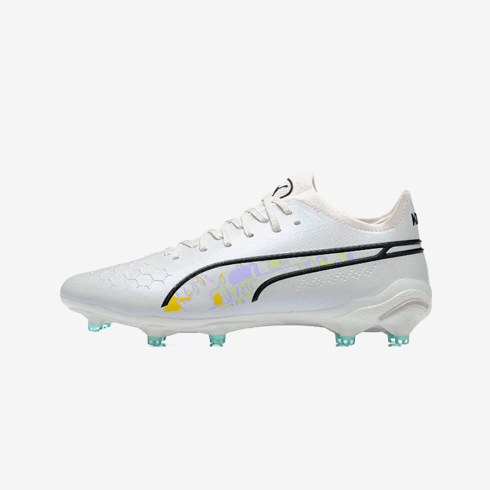 Chuteira Puma King Ultimate FG Branca com design elegante e tecnologia de desempenho para gramados naturais.