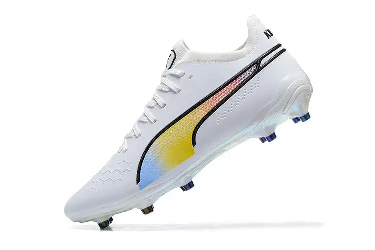Chuteira Puma King Ultimate FG Branca com design elegante e tecnologia premium para futebol em gramados naturais.