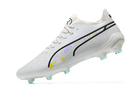 Chuteira Puma King Ultimate FG Branca com design moderno e elegante, ideal para gramados naturais.