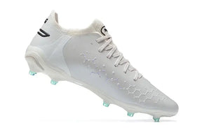 Chuteira Puma King Ultimate FG Branca vista lateral com design branco e tecnologia avançada para futebol.