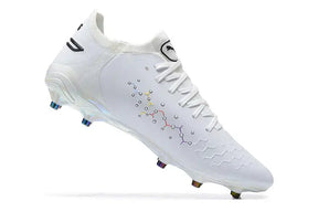 Chuteira Puma King Ultimate FG Branca com design elegante e tecnologia premium para desempenho em campo.