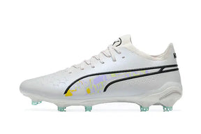 Chuteira Puma King Ultimate FG Branca lado direito em fundo branco, destacando design e detalhes tecnológicos.