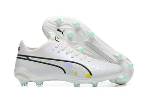 Chuteira Puma King Ultimate FG Branca com design elegante e tecnologia para futebol em gramados naturais.