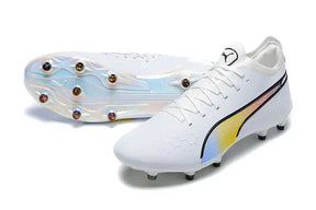 Chuteira Puma King Ultimate FG Branca com design elegante e tecnologia premium para desempenho no futebol.