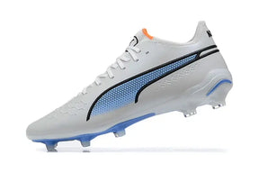 Chuteira Puma King Ultimate FG Branca e Azul, design inovador para desempenho em futebol.