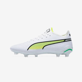 Chuteira Puma King Ultimate FG Branca e Verde lateral com design sofisticado para futebol em gramados naturais.