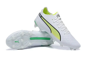 Chuteira Puma King Ultimate FG Branca e Verde com design moderno e tecnologia avançada para desempenho superior.