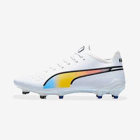 Chuteira Puma King Ultimate FG Branca com design elegante e cores vibrantes.