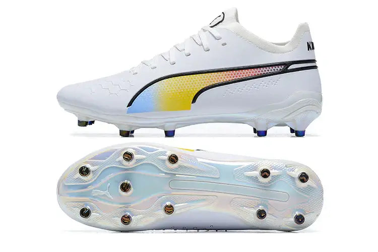 Chuteira Puma King Ultimate FG Branca com design branco e detalhes em amarelo, ideal para gramados naturais.