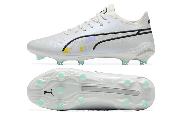 Chuteira Puma King Ultimate FG Branca com design elegante e tecnologia avançada para desempenho em campo.