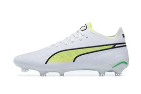 Chuteira Puma King Ultimate FG Branca e Verde com design moderno e tecnologia avançada para futebol.