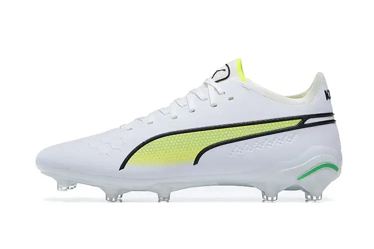 Chuteira Puma King Ultimate FG Branca e Verde com design moderno e tecnologia avançada para futebol.
