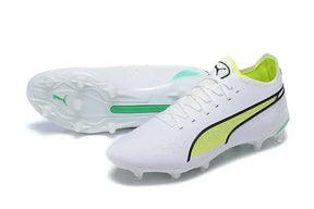 Chuteira Puma King Ultimate FG Branca e Verde em ângulo, destacando o design elegante e as tecnologias avançadas.