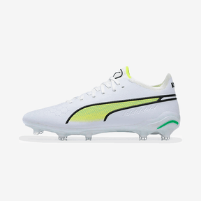 Chuteira Puma King Ultimate FG Branca e Verde, design inovador e tecnologia premium para desempenho em campo.