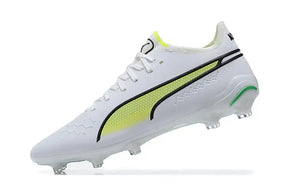 Chuteira Puma King Ultimate FG Branca e Verde com design sofisticado e tecnologia de futebol.