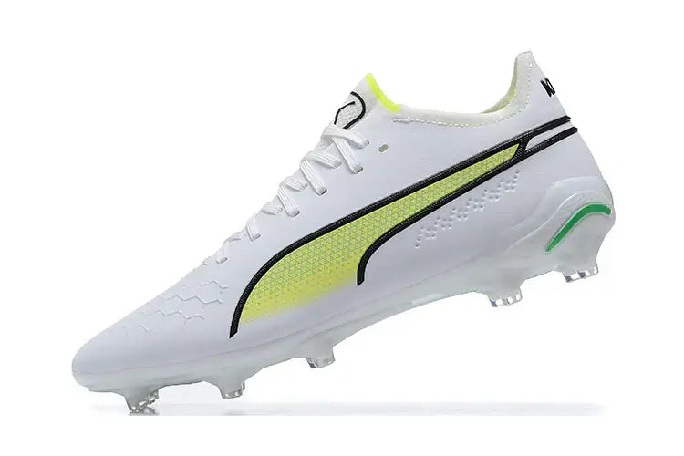 Chuteira Puma King Ultimate FG Branca e Verde com design sofisticado e tecnologia de futebol.
