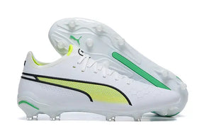 Chuteira Puma King Ultimate FG Branca e Verde para desempenho em gramados naturais.
