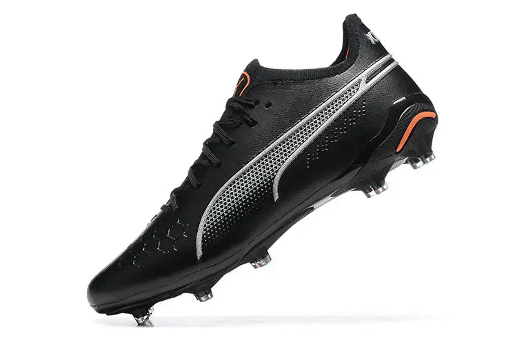 Chuteira Puma King Ultimate FG Preta em design preto e detalhes em cinza, ideal para desempenho em gramados naturais.