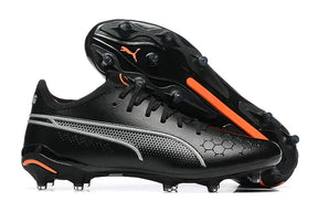 Chuteira Puma King Ultimate FG Preta com design elegante e tecnologia premium para desempenho no futebol.