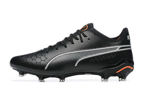 Chuteira Puma King Ultimate FG Preta em design preto com detalhes em laranja para futebol em gramados naturais.