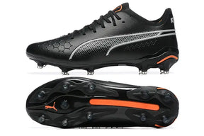 Chuteira Puma King Ultimate FG Preta, design elegante em preto, sola com travas para gramados naturais.