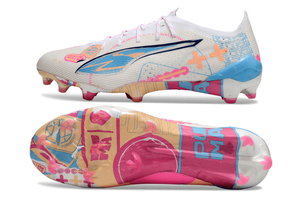Chuteira Puma Ultra 5 Ultimate FG - Branca, Azul e Rosa com design moderno e desempenho superior para futebol.