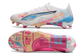 Chuteira Puma Ultra 5 Ultimate FG - Branca, Azul e Rosa com design moderno e desempenho superior para futebol.