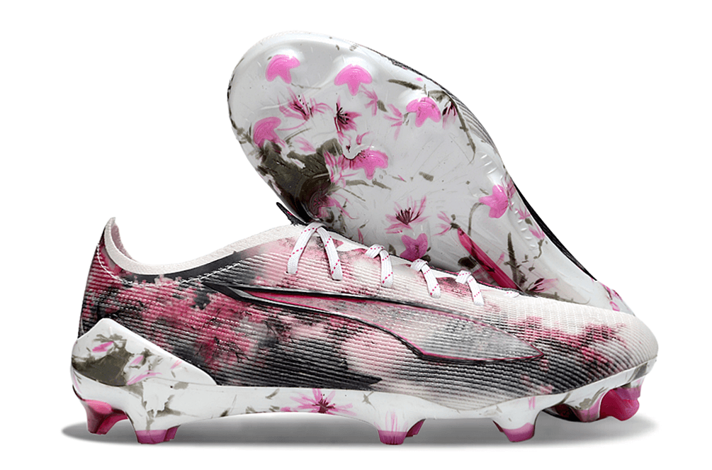 Chuteira Puma Ultra 5 Ultimate FG - Branca, Preta e Rosa com design floral e sola FG para performance em campo.