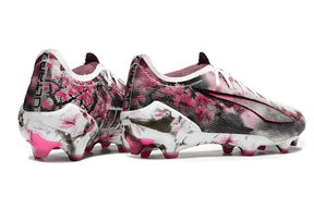Chuteira Puma Ultra 5 Ultimate FG - Branca, Preta e Rosa com design floral e detalhes em rosa.