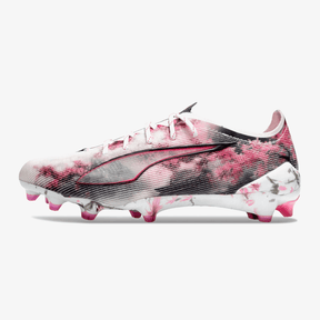 Chuteira Puma Ultra 5 Ultimate FG - Branca, Preta e Rosa com design floral e sola FG para performance.