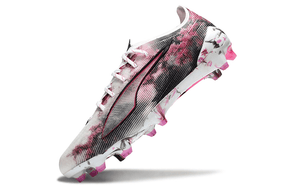 Chuteira Puma Ultra 5 Ultimate FG - Branca, Preta e Rosa com design floral e sola FG.