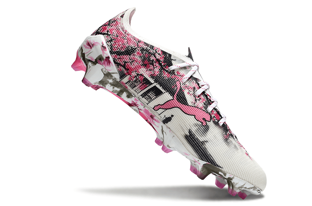 Chuteira Puma Ultra 5 Ultimate FG - Branca, Preta e Rosa com design icónico e tecnologia de ponta.