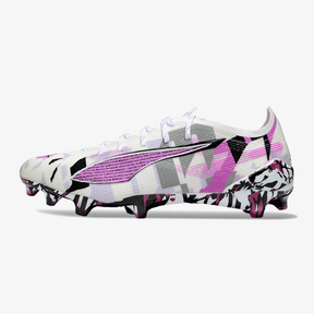 Chuteira Puma Ultra 5 Ultimate FG - Branca e Roxa com design moderno e elementos gráficos em tons de roxo.