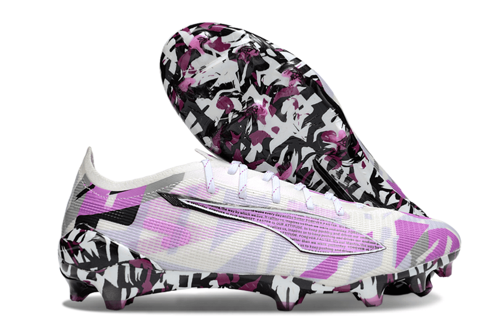 Chuteira Puma Ultra 5 Ultimate FG - Branca e Roxa com design moderno e elegante em fundo colorido.