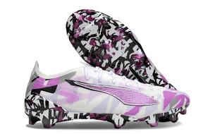 Chuteira Puma Ultra 5 Ultimate FG - Branca e Roxa com design moderno e elegante em fundo colorido.