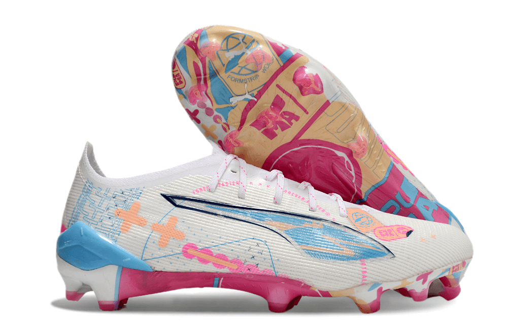 Chuteira Puma Ultra 5 Ultimate FG - Branca, Azul e Rosa com design moderno e tecnologia avançada para desempenho em campo.