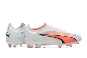 Chuteira Puma Ultra Ultimate FG Branca e Rosa com design moderno e sola FG para desempenho em campo.