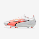 Chuteira Puma Ultra Ultimate FG Branca e Rosa com design moderno e cores vibrantes.