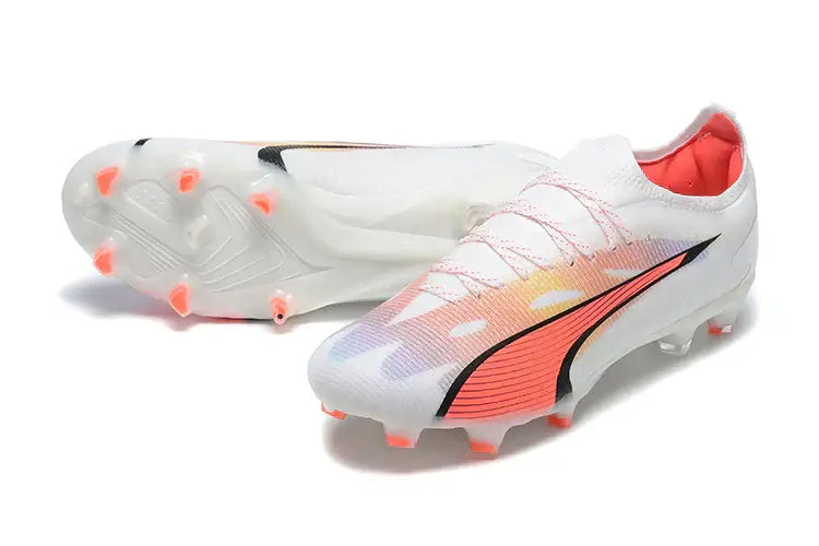 Chuteira Puma Ultra Ultimate FG Branca e Rosa com design moderno e tecnologia de desempenho avançado para futebol.