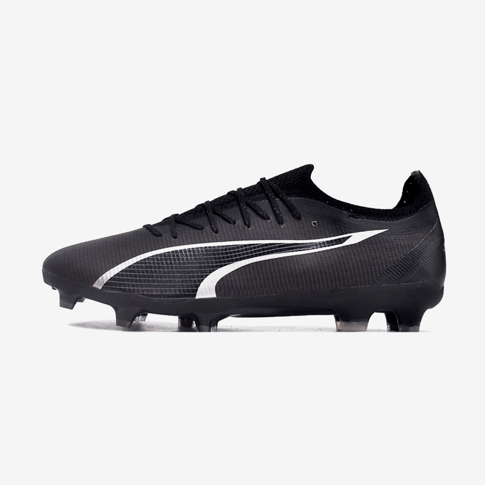 Chuteira Puma Ultra Ultimate FG Preta em preto com detalhes em branco, ideal para desempenho em campo.