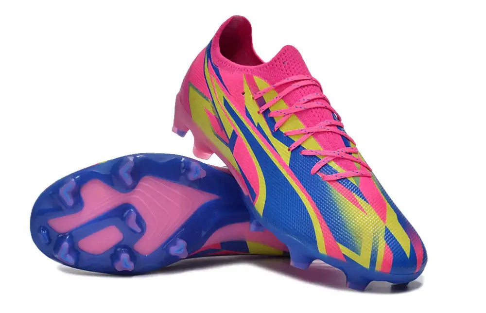 Chuteira Puma Ultra Ultimate FG Rosa e Azul com design arrojado e tecnologia avançada para futebol.