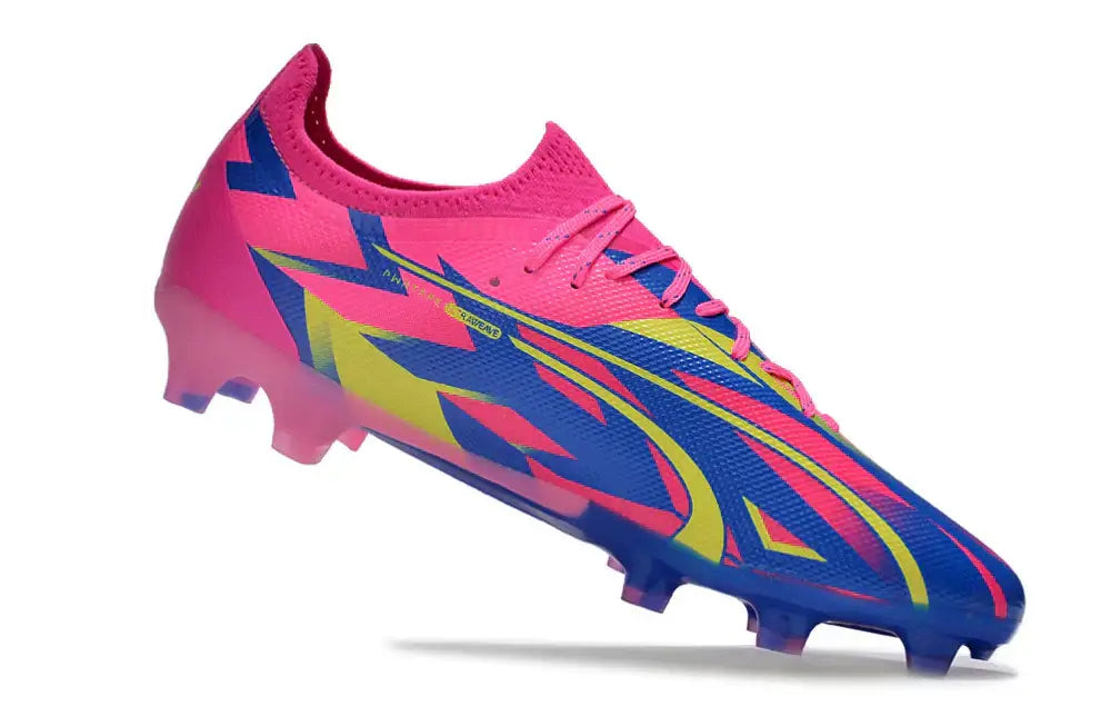 Chuteira Puma Ultra Ultimate FG Rosa e Azul com design inovador e cores vibrantes, ideal para futebol.