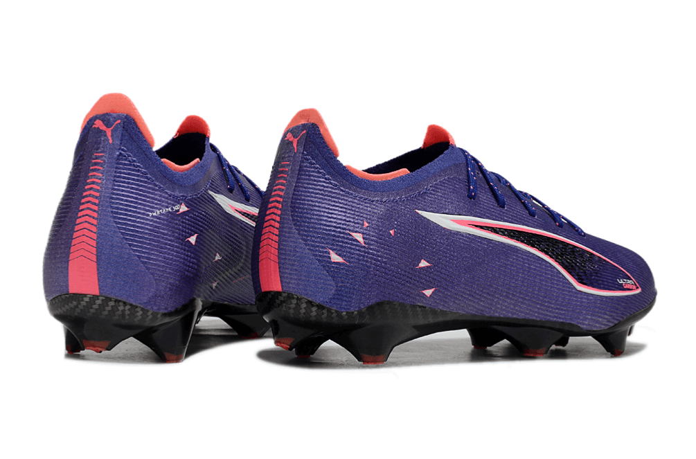 Chuteira Puma Ultra Ultimate FG Roxa "Carbon Pack" com design roxo e detalhes em rosa.