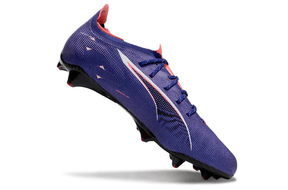 Chuteira Puma Ultra Ultimate FG Roxa "Carbon Pack" em ângulo, destacando o design leve e tecnológico.