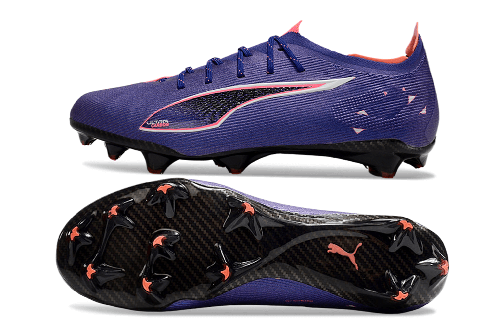 Chuteira Puma Ultra Ultimate FG Roxa "Carbon Pack" vista lateral e sola, ideal para desempenho no futebol.