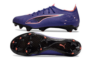 Chuteira Puma Ultra Ultimate FG Roxa "Carbon Pack" vista lateral e sola, ideal para desempenho no futebol.