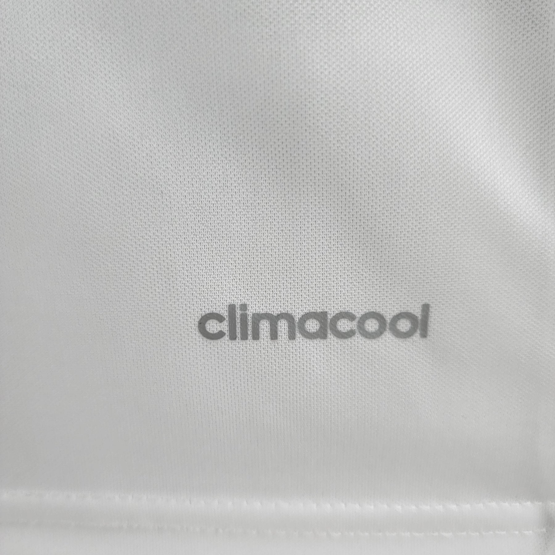 Detalhe do tecido climatizado da camisola Alemanha Home 2014 Retro com a tecnologia climacool.