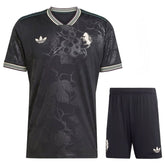 Conjunto Infantil Adidas com estampa floral, camiseta e short, estilo moderno e confortável.