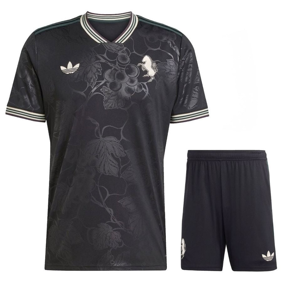 Conjunto Infantil Adidas com estampa floral, camiseta e short, estilo moderno e confortável.